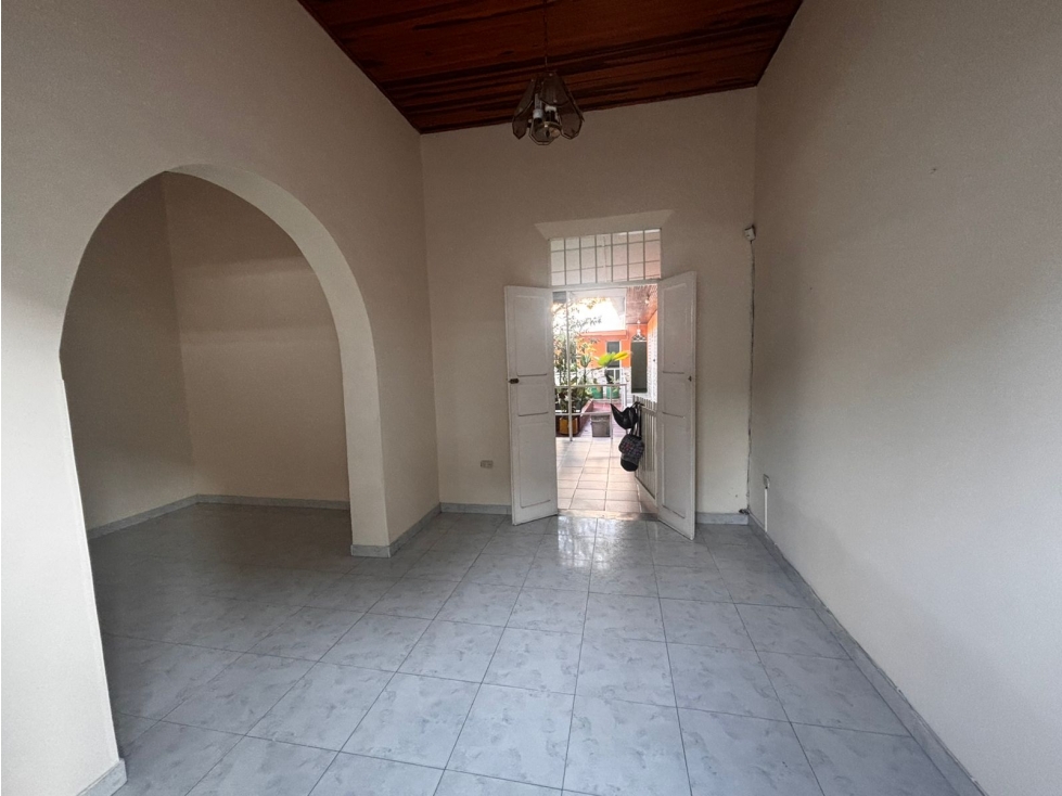 SE VENDE O ARRIENDA AMPLIA CASA EN EL BARRIO SUCRE — foto 2