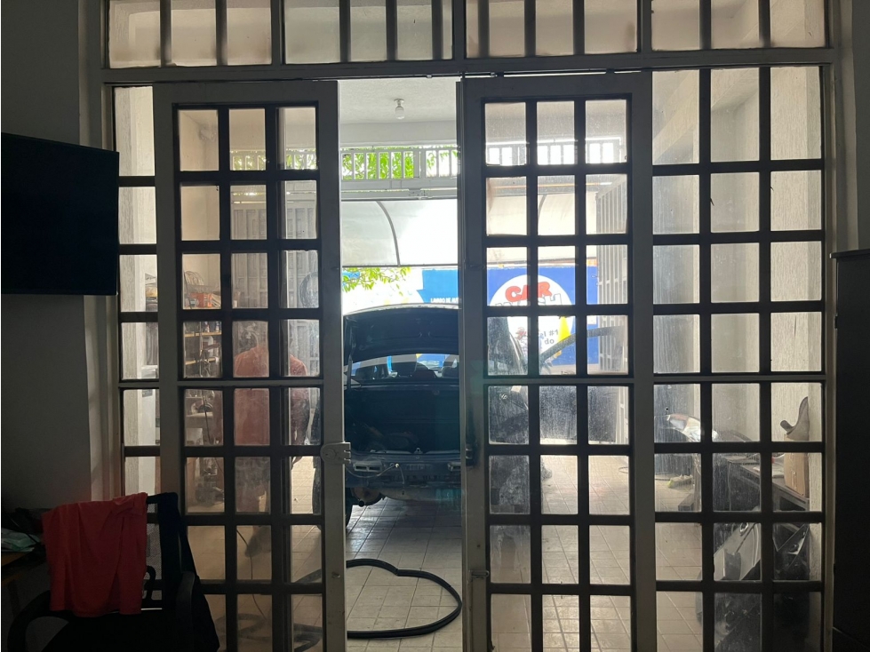 SE VENDE AMPLIA CASA CON LOCALES EN ALTOS DEL ROSARIO — foto 3