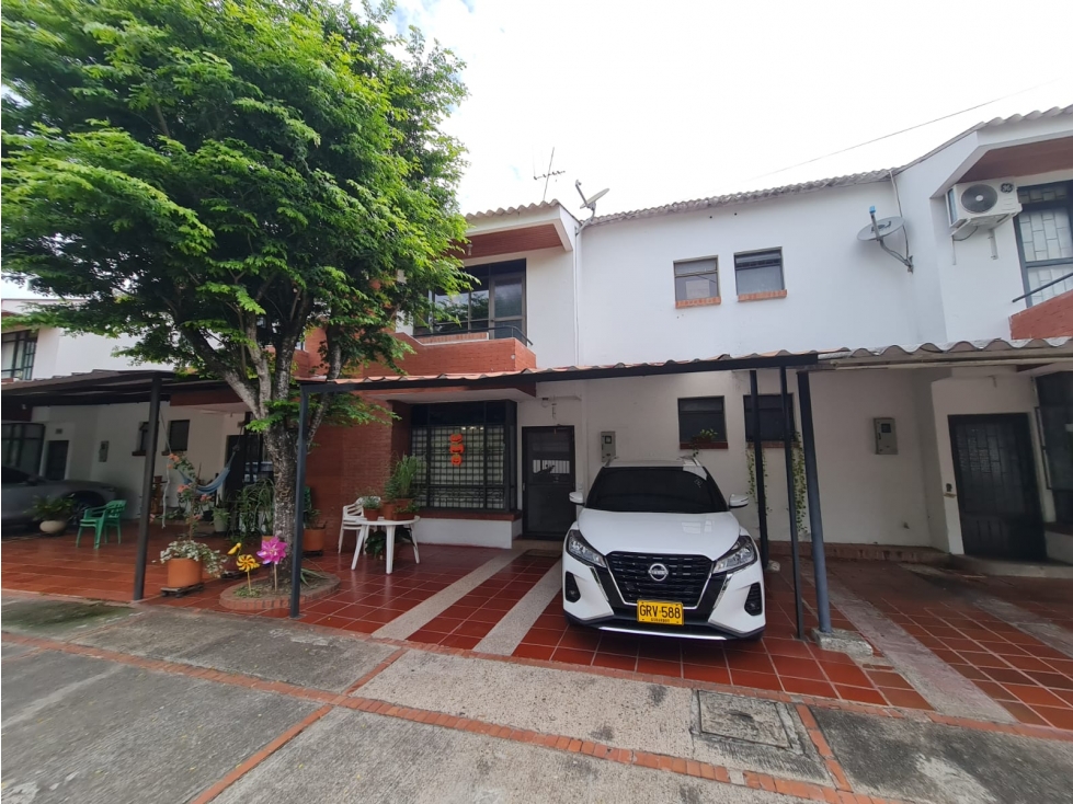 SE VENDE AMPLIA CASA EN CONJUNTO LA COLINA