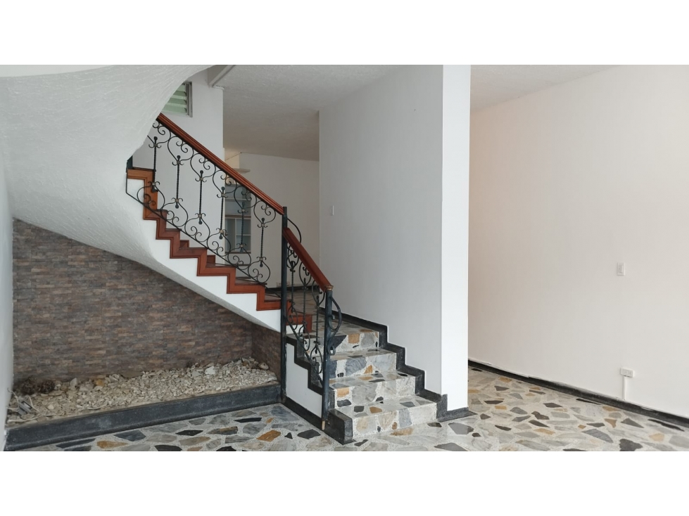 VENTA CASA AMPLIA EN SECTOR COMERCIAL EN PINARES PEREIRA