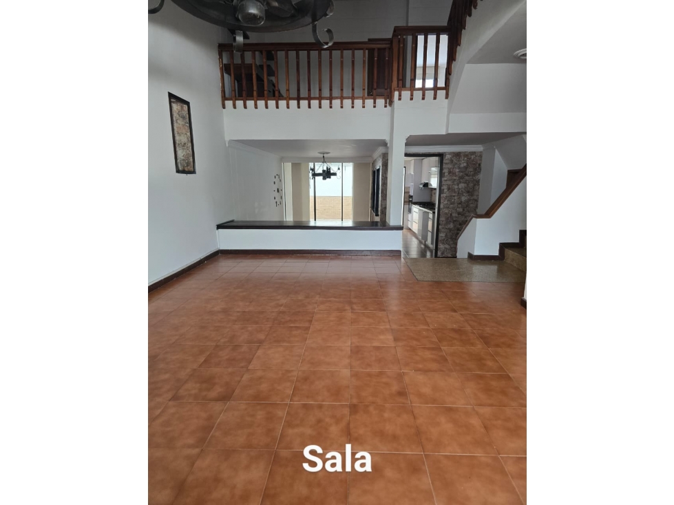 VENTA AMPLIA Y HERMOSA CASA CERCA A LA AVENIDA 30 DE AGOSTO DE PEREIRA — foto 4