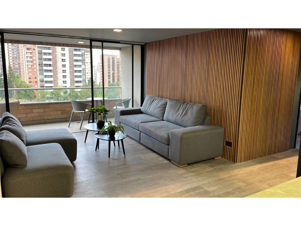 LUJOSO APARTAMENTO EN CASTROPOL MEDELLIN TOTALMENTE REFORMADO.