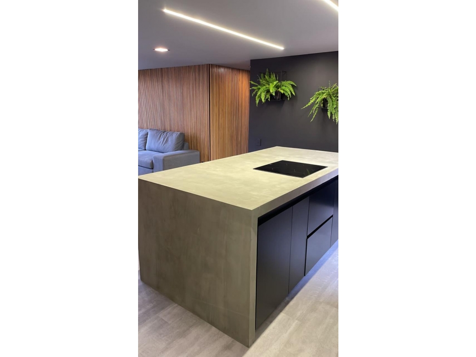 LUJOSO APARTAMENTO EN CASTROPOL MEDELLIN TOTALMENTE REFORMADO. — foto 2