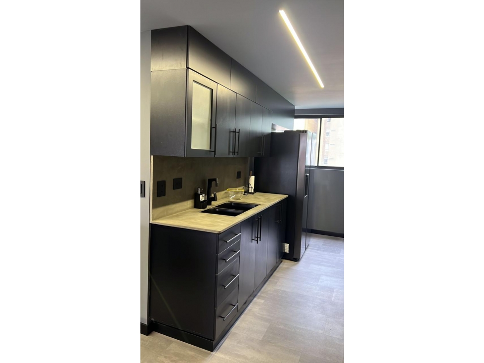 LUJOSO APARTAMENTO EN CASTROPOL MEDELLIN TOTALMENTE REFORMADO. — foto 4