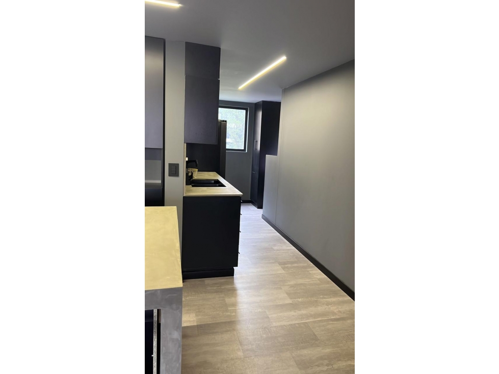 LUJOSO APARTAMENTO EN CASTROPOL MEDELLIN TOTALMENTE REFORMADO. — foto 3