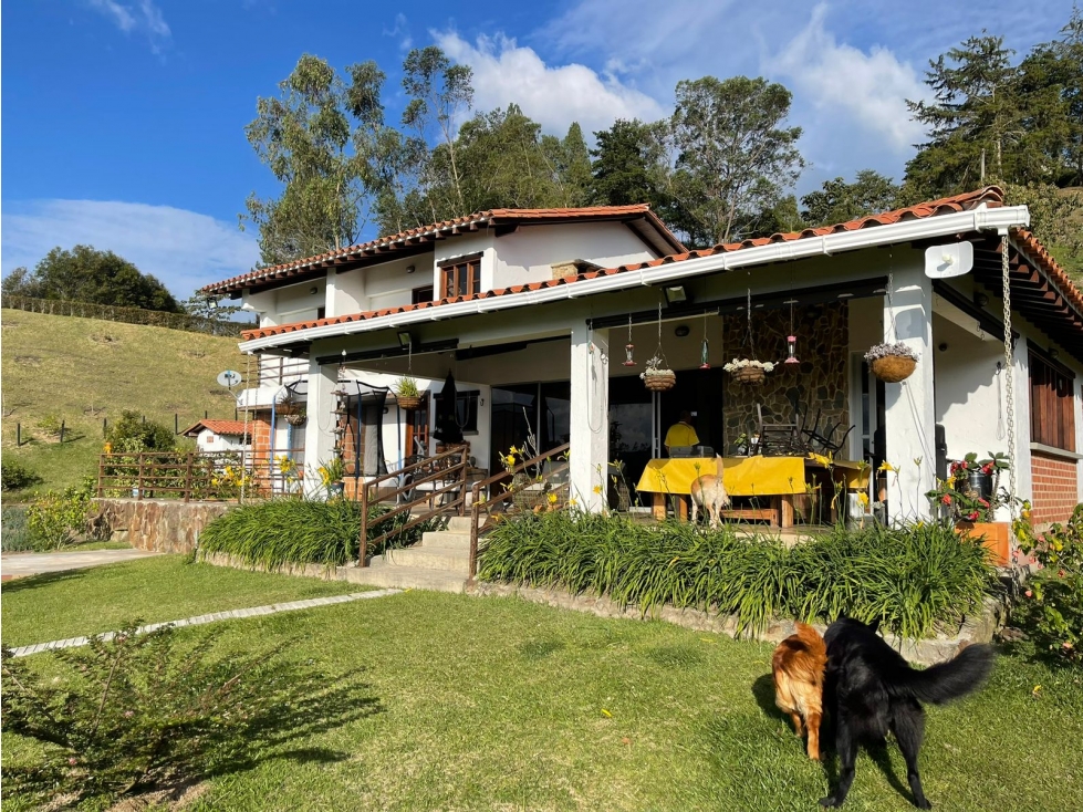 Finca en Venta en Marinilla | 2 Cuadras, Casa de 253 m² y Jacuzzi