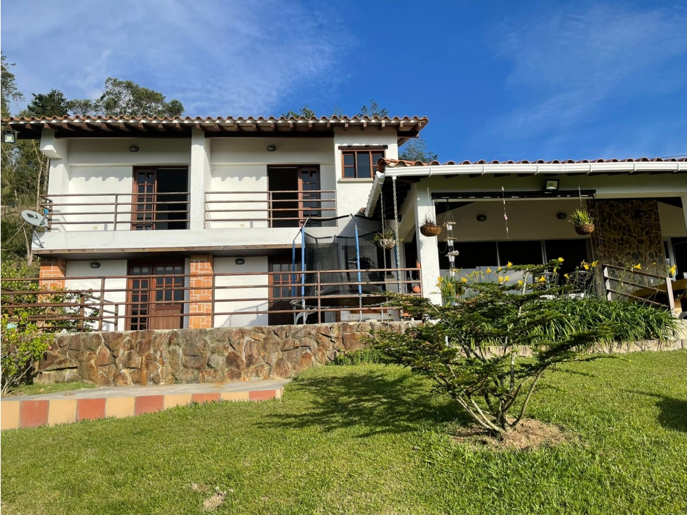 Finca en Venta en Marinilla | 2 Cuadras, Casa de 253 m² y Jacuzzi — foto 3