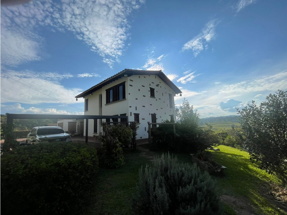 Finca en Venta en Marinilla | 2 Cuadras, Casa de 253 m² y Jacuzzi — foto 2