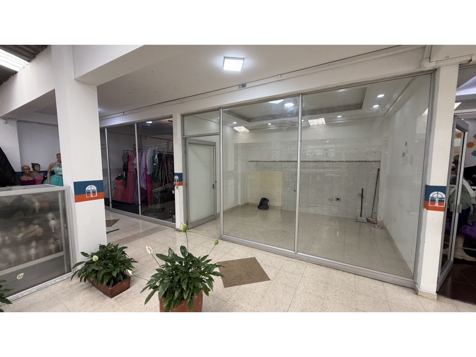 LOCAL EN VENTA EN FACATATIVA CENTRO COMERCIAL LOS PORTONES - 3