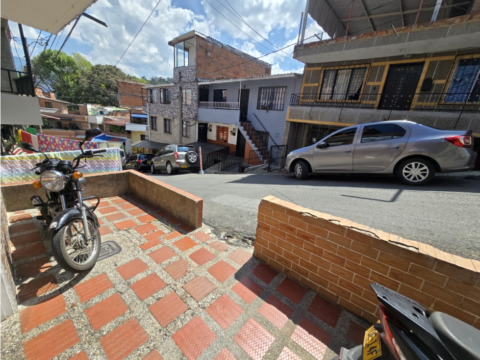 VENDO CASA EN BELEN LAS VIOLETAS CERCA A LA UNIVERSIDAD DE MEDELLIN