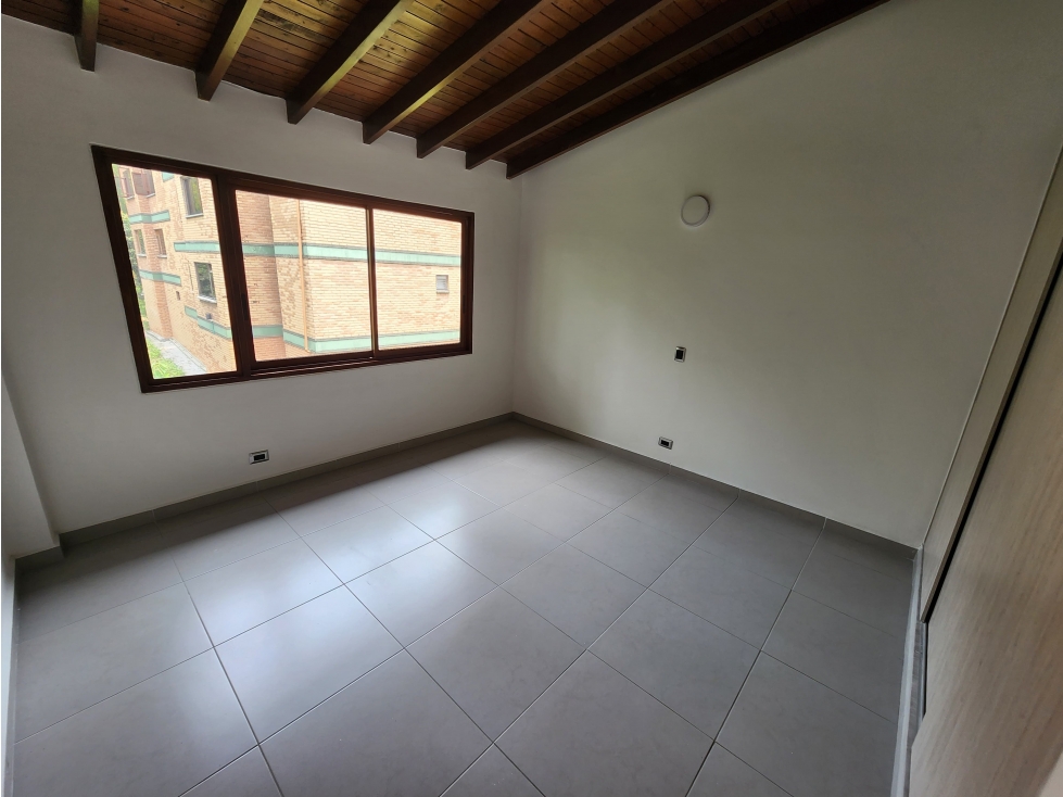 VENDO AMPLIO APARTAMENTO EN EL POBLADO CASTROPOL — foto 3