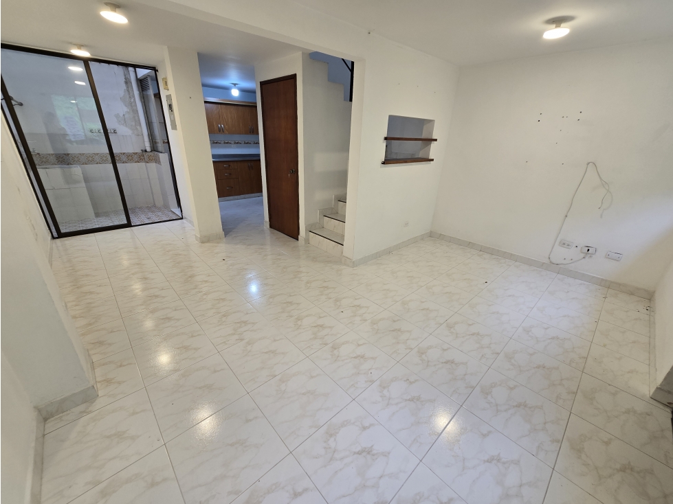 ARRIENDO CASA EN LA LOMA DE LOS BERNAL