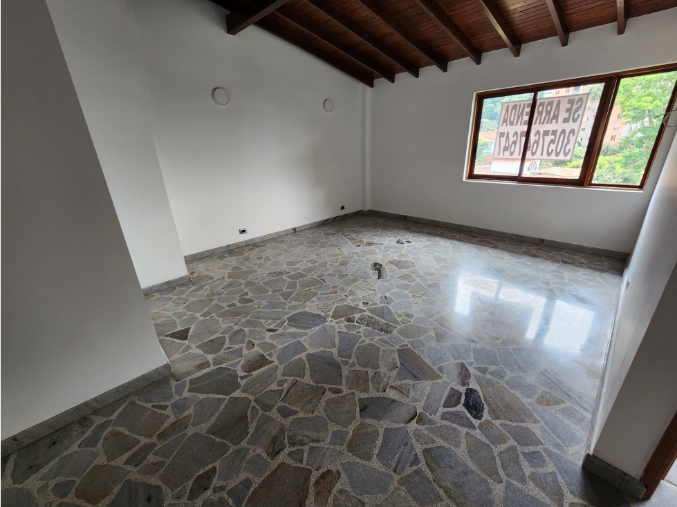 VENDO AMPLIO APARTAMENTO EN EL POBLADO CASTROPOL