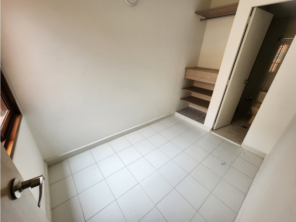 VENDO AMPLIO APARTAMENTO EN EL POBLADO CASTROPOL — foto 4