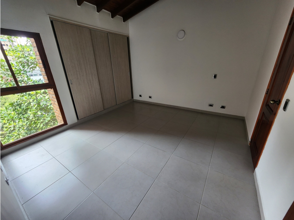 VENDO AMPLIO APARTAMENTO EN EL POBLADO CASTROPOL — foto 5