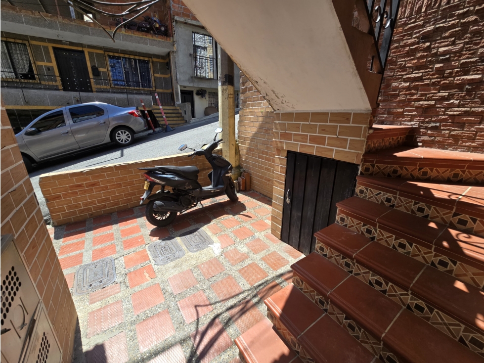 VENDO CASA EN BELEN LAS VIOLETAS CERCA A LA UNIVERSIDAD DE MEDELLIN — foto 2