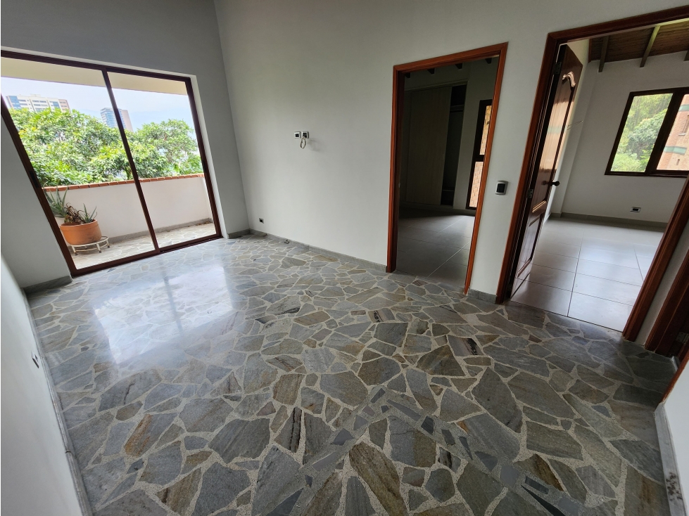 VENDO AMPLIO APARTAMENTO EN EL POBLADO CASTROPOL — foto 2