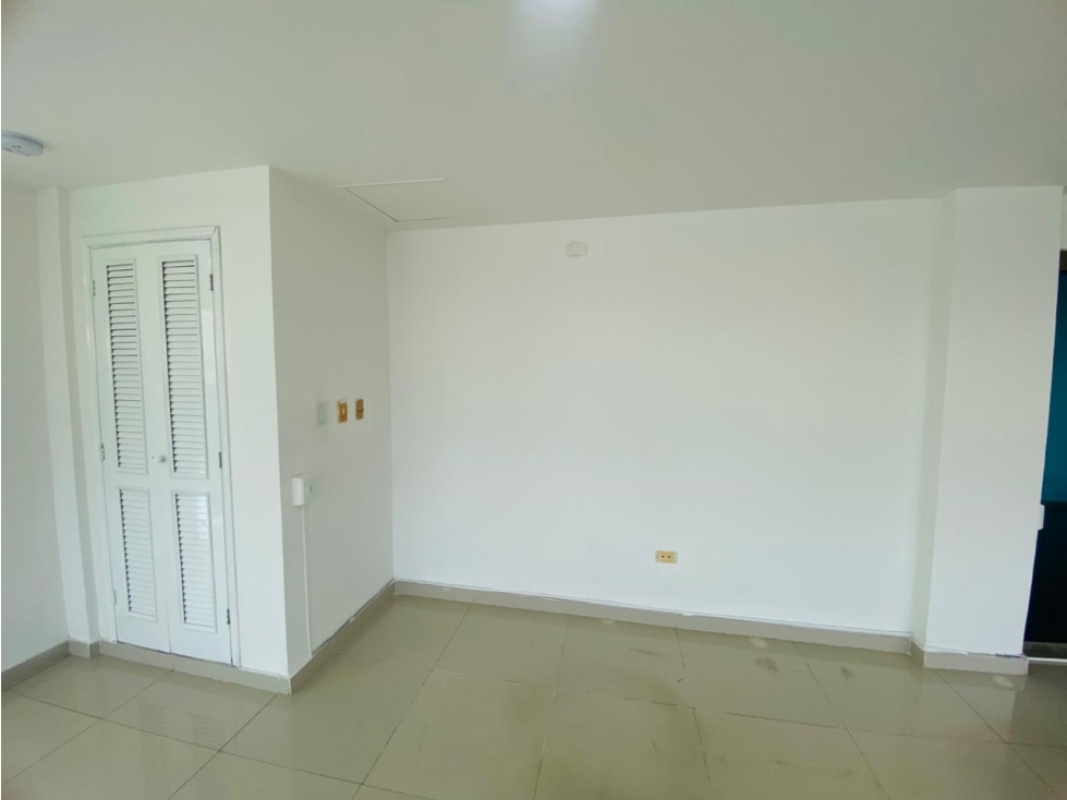 ARRIENDO LOCAL EN EL CENTRO COMERCIAL BAHIA - 3