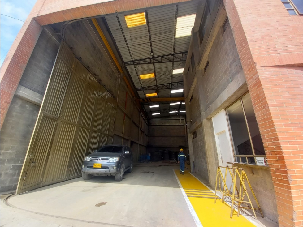 ARRIENDO BODEGA VALLADOLID 1,470 MTS - 4