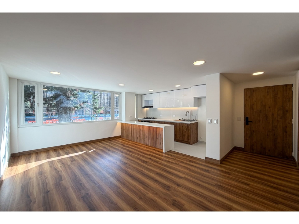 Apartamento remodelado con terraza en venta en Santa Bibiana