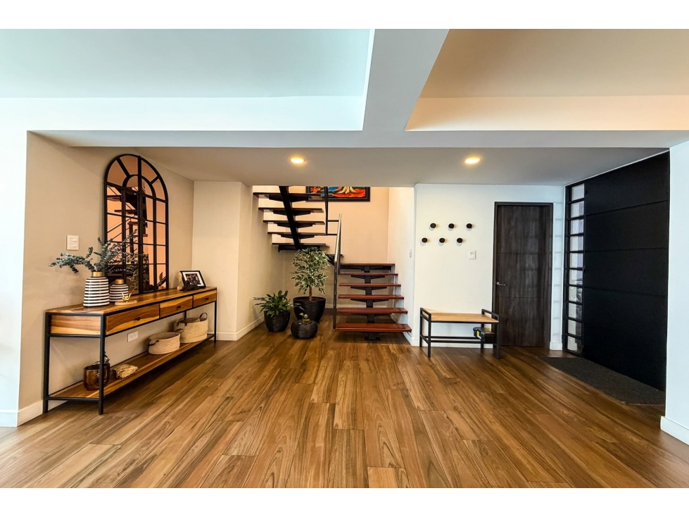 Casa Triplex con terraza en venta en Niza Norte