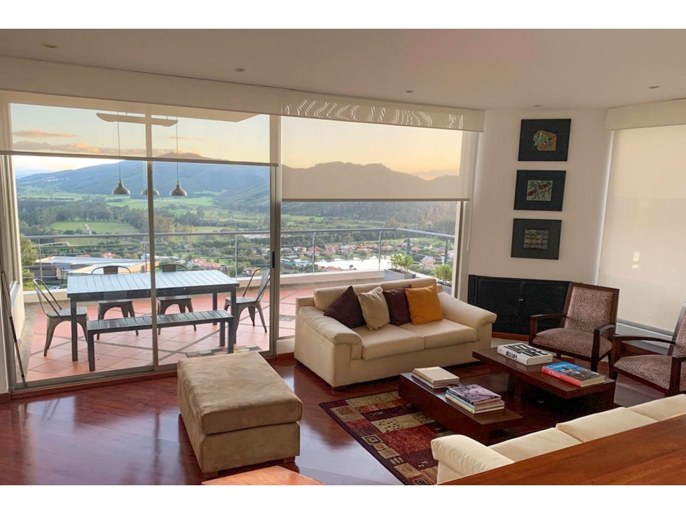 Casa triplex con terrazas en venta en Aposentos - Sopo