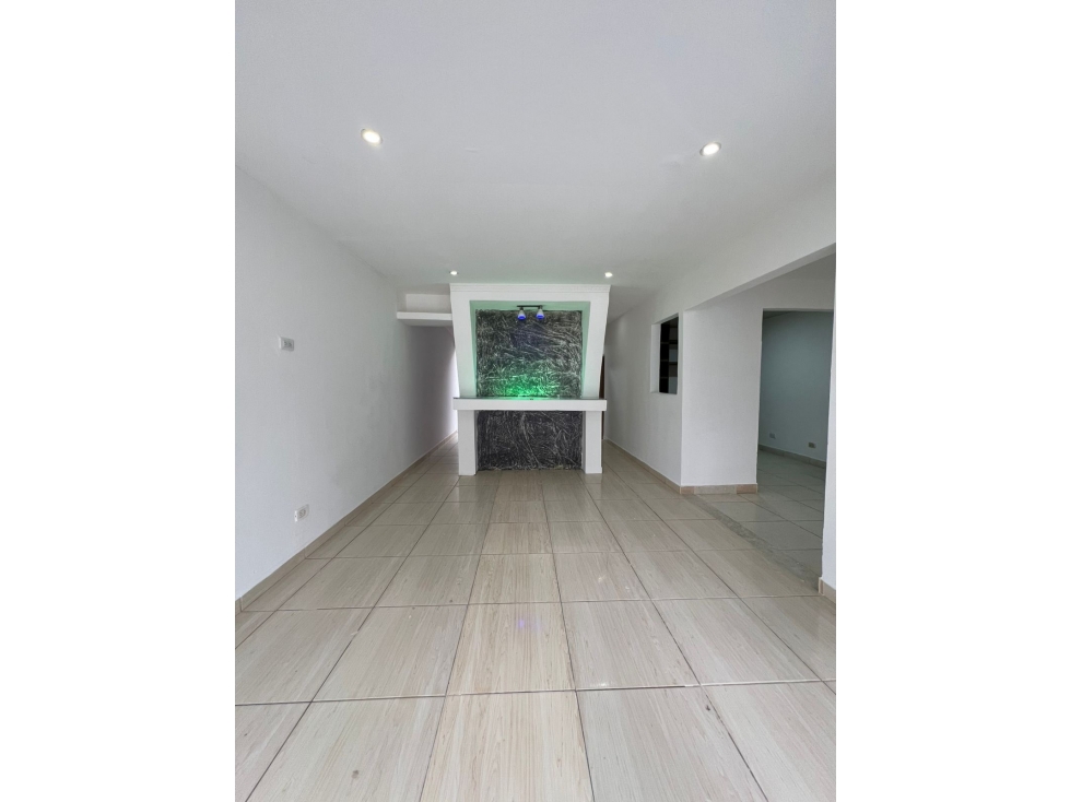 SE VENDE CASA EN PINARES CON PARQUEADERO