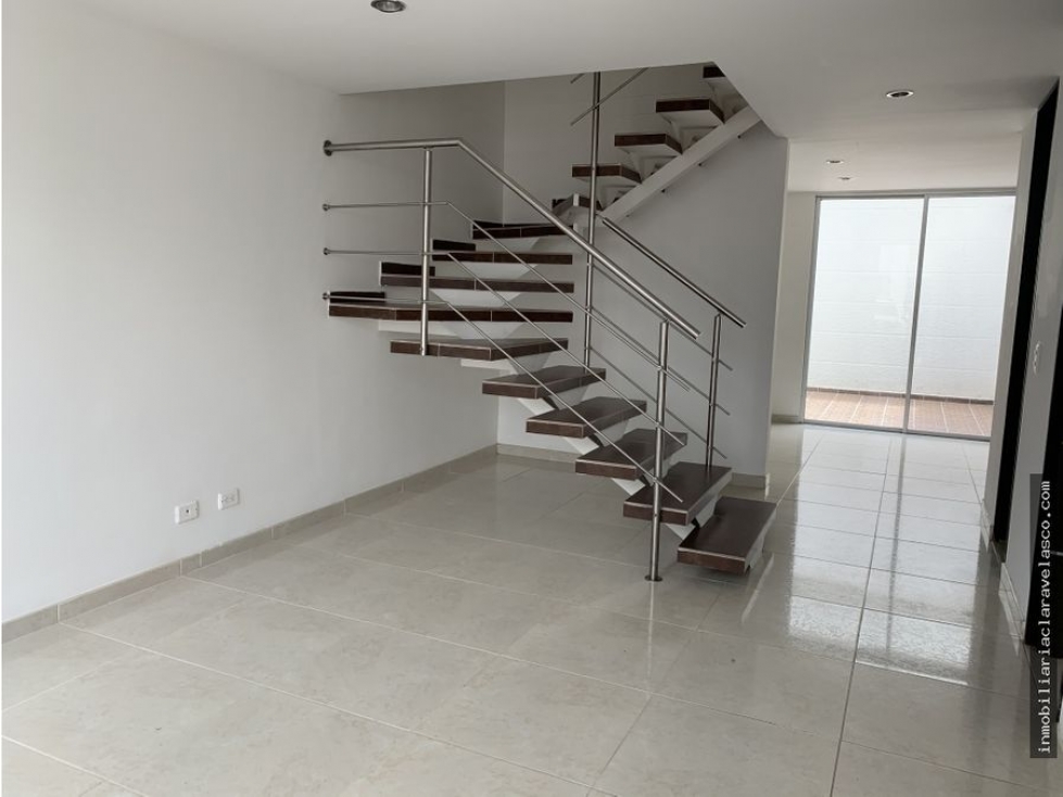SE VENDE CASA EN LA AVENIDA CENTENARIO