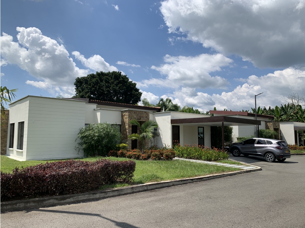 SE VENDE CASA CAMPESTRE CERCA AL AEROPUERTO