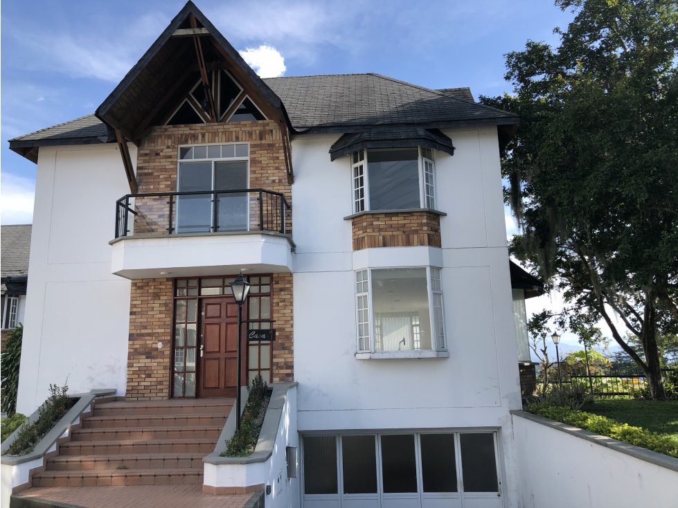 SE VENDE CASA EN CONDOMINIO EN AV CENTENARIO