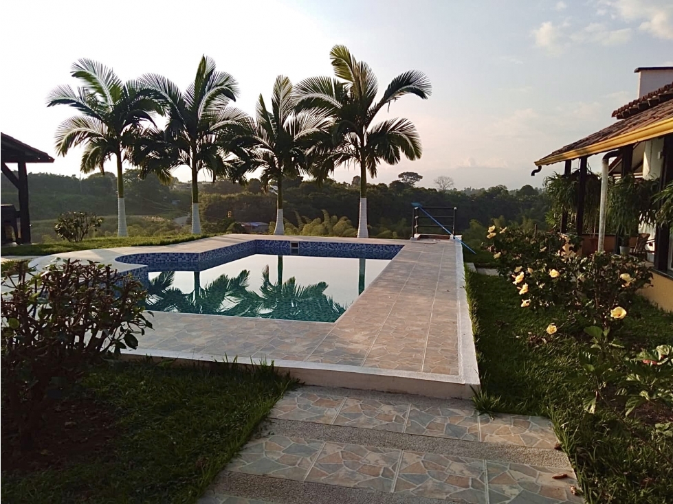 SE VENDE HERMOSA CASA CAMPESTRE EN MORELIA- PEREIRA