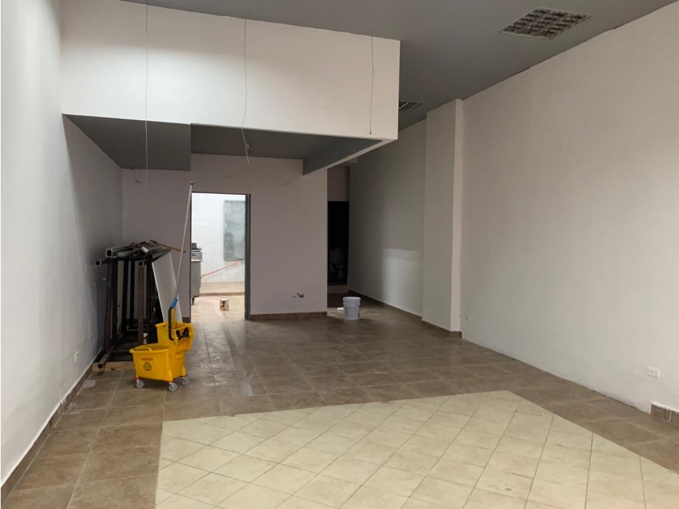 Se alquilan 3 locales comerciales en la misma plaza $1350 - 4