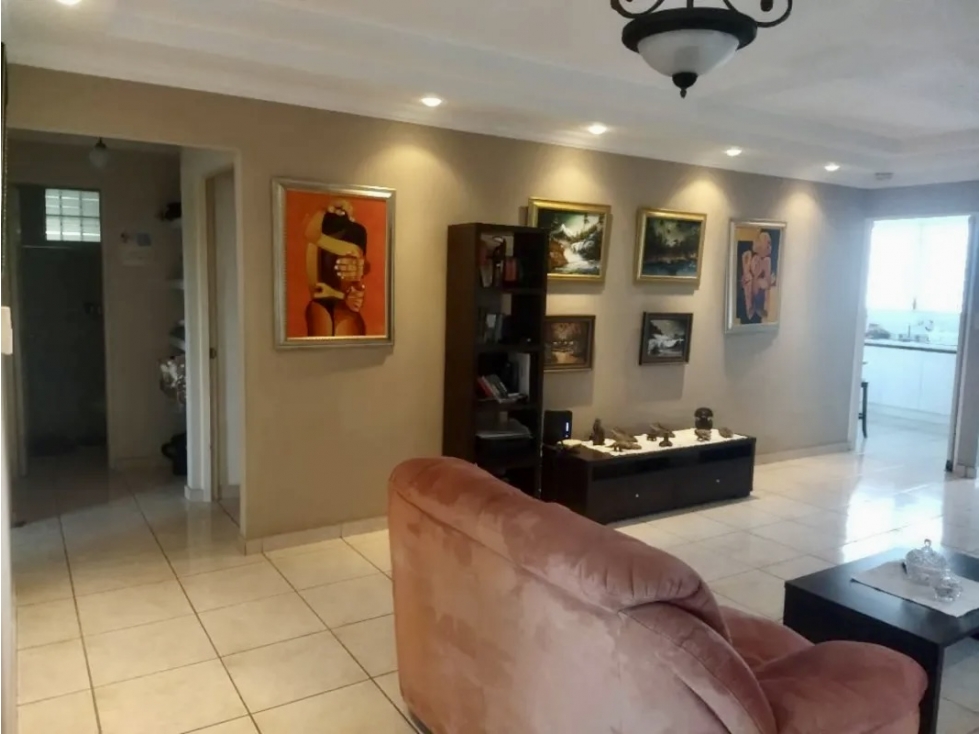 SE VENDE CASA CON PISCINA EN BRISAS DEL GOLF $275,000 - 2