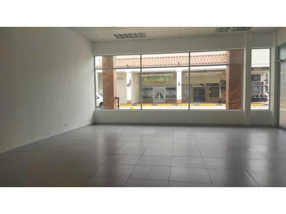 Se Alquila Local en Brisas Del Golf 435 Mtrs - 2