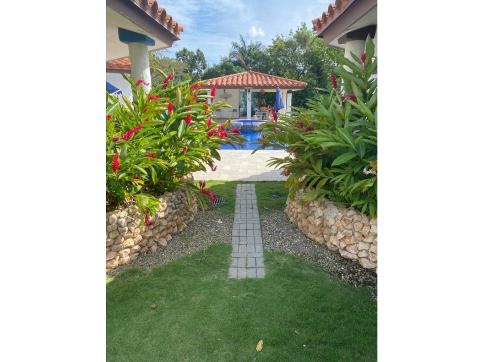VENDO AMPLIA PROPIEDAD CON 2 CASAS EN PUNTA BARCO $725.000!!! — foto 4