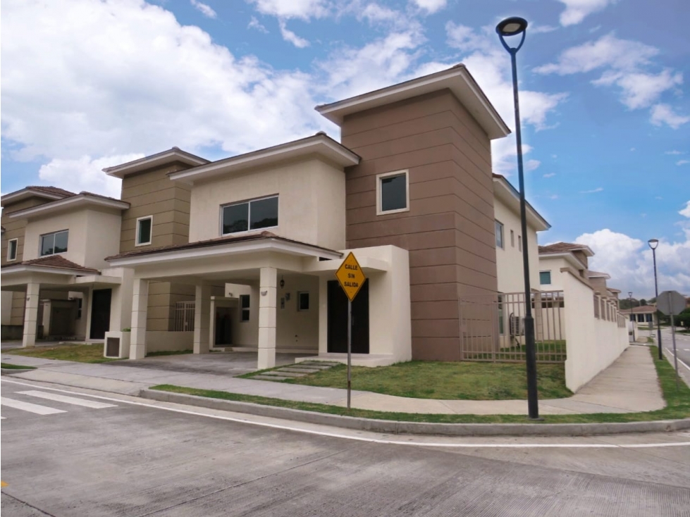 Se alquila o se vende casa en altos del parque 338 mts2 $3500