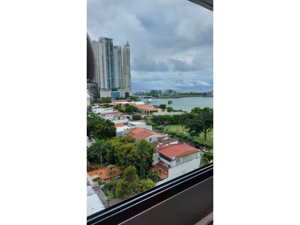 SE ALQUILA APARTAMENTO EN PH TIFFANY