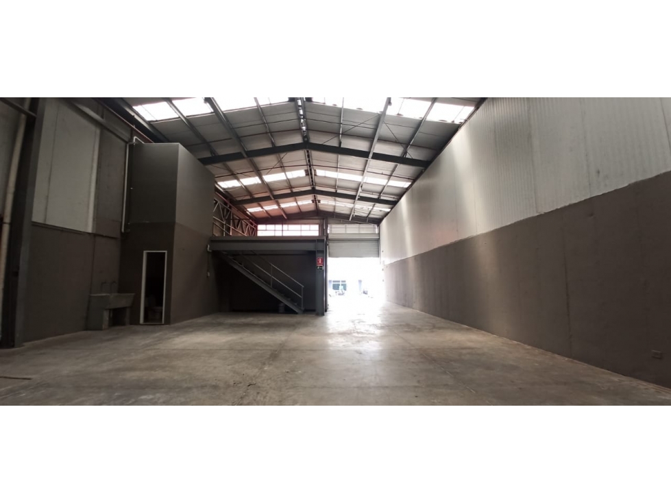 SE ALQUILA BODEGA EN AVE CINCUENTENARIO | LISTA PARA OCUPAR - 5