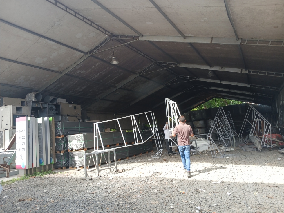 Se Vende OfiBodega en Rio Abajo