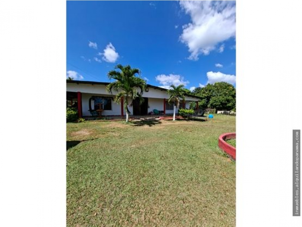 En venta: casa con 2,300 m² de terreno en La Ermita de San Carlos.