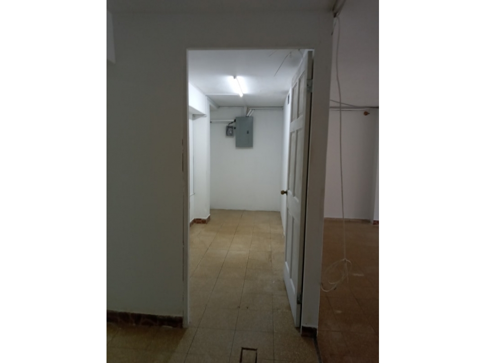 alquilo AMPLIO LOCAL COMERCIAL DE 100 M2 $1500 - 1