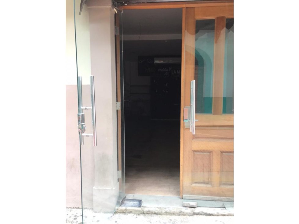 Se alquila o se vende local de 50m2 en casco viejo $2500