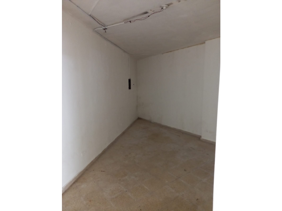 Se alquila local comercial en bella vista 135 Mts $1250 - 4