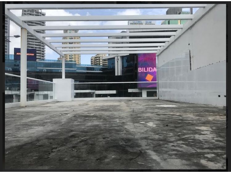 Se alquila local comercial en Vía brasil 300 m2 $9000