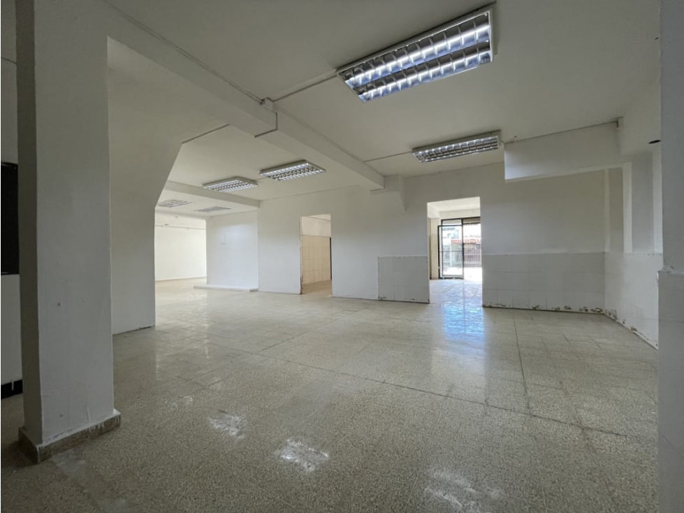 Se alquila Local Comercial de 300 m2 $4500 — foto 2