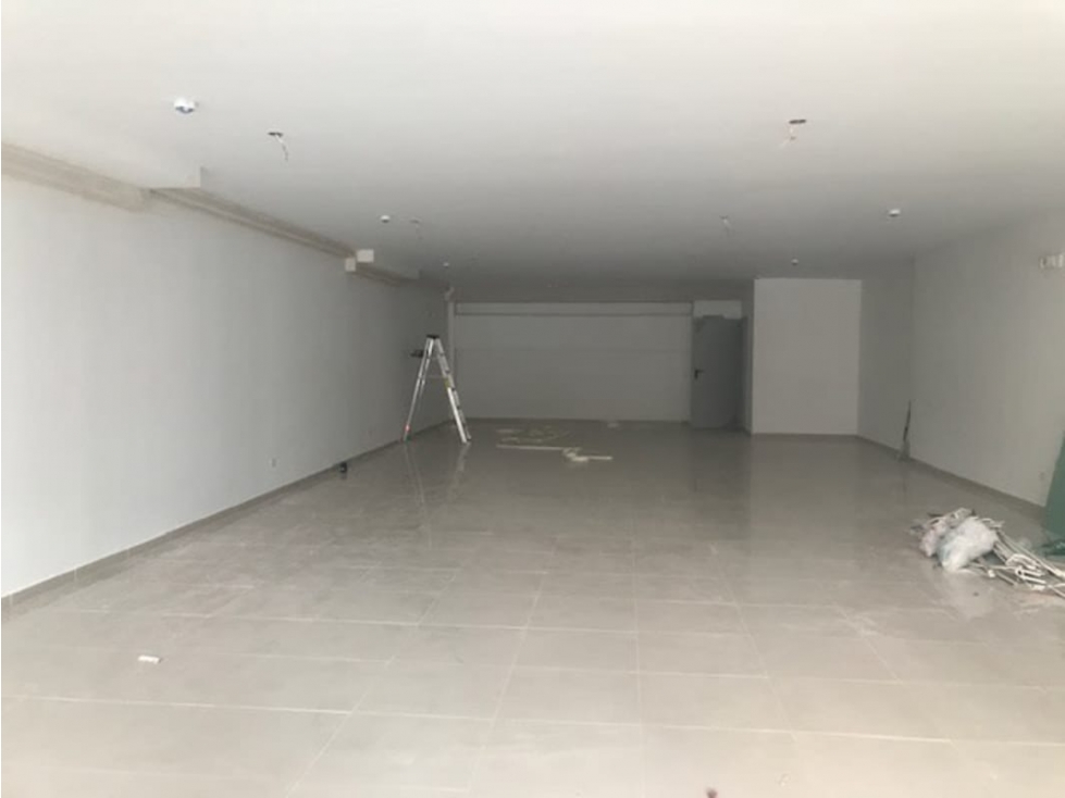 SE ALQUILA LOCAL COMERCIAL VIA ESPAÑA PLATA BAJA