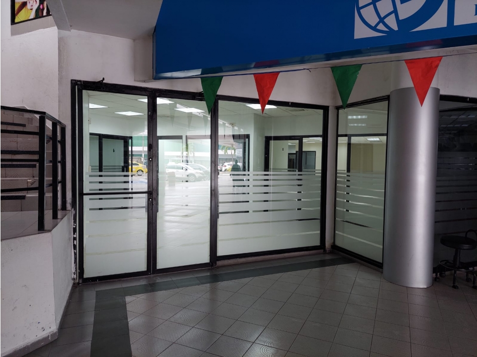 Se Alquila local comercial de 296mt2 en Plaza Mirage $4900 - 1