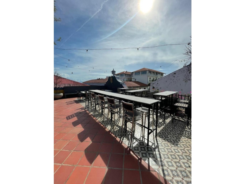 Se alquila local comercial con terraza en CASCO