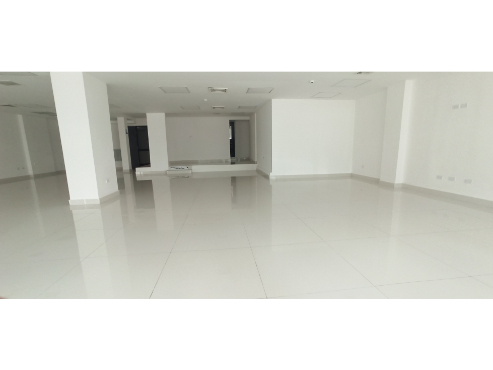 Se Alquila local comercial de 180mt2 en CALLE 50 sobre vía principal!! — foto 2