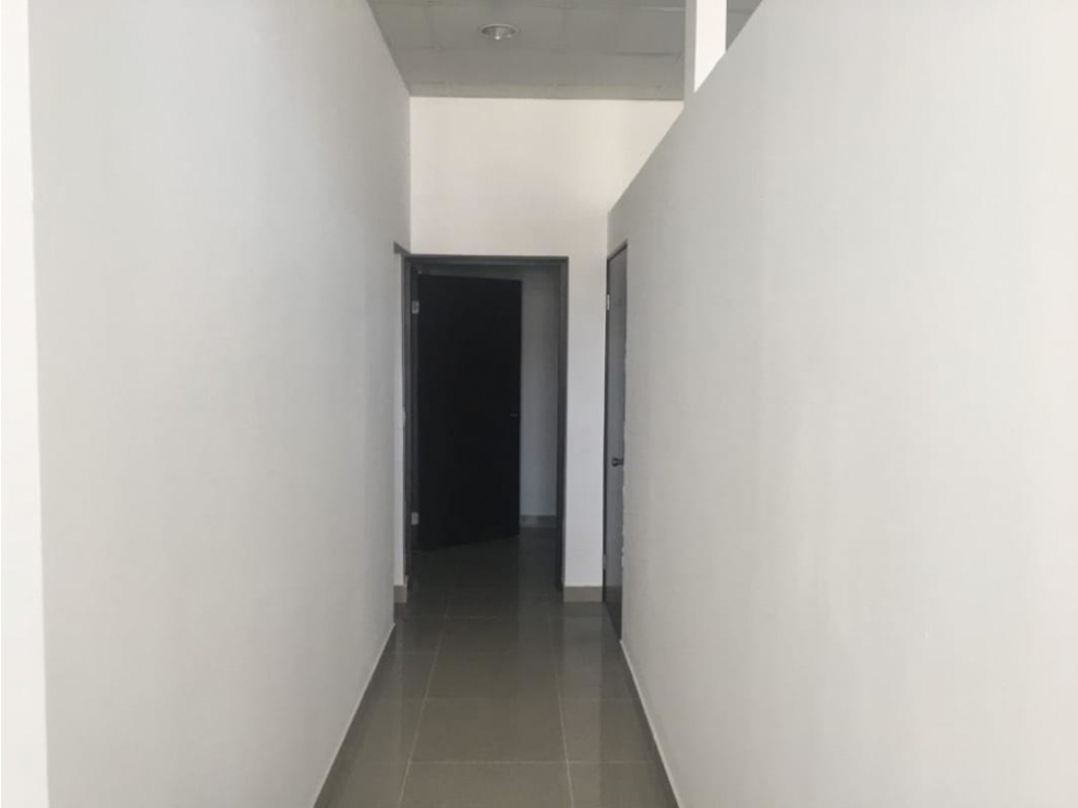 SE VENDE HERMOSO LOCAL EN PLAZA MILLA 8 DE DOS PISOS 126m2